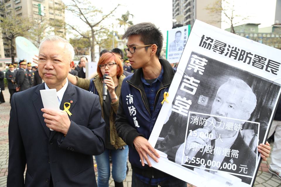消防員工作權益促進會副理事長余宗翰（右）追問消防署長葉吉堂（左），「署長，我們2年死了19個弟兄，你知道嗎？」。圖：林雨佑/攝