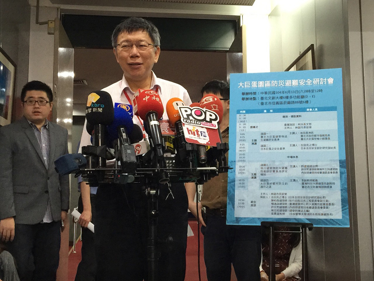 台北市長柯文哲10日上午出席里長座談會前受訪。圖：劉奕霆/攝