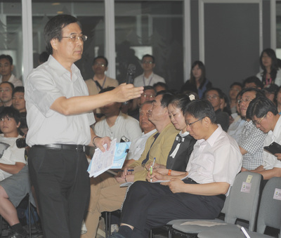 台北市「大巨蛋園區防災避難安全研討會」13日上午登場，遠雄巨蛋公司總經理湯佳峯（前左）出席，並在會中批評市府有3個錯亂。圖：中央社