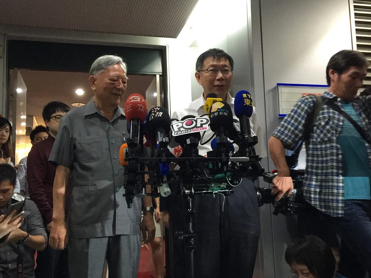 台北市長柯文哲19日於市政會議前請來前台北市長黃大洲（前排左），針對「田園城市」進行專題演講，圖為2人會後受訪。圖：劉奕霆/攝