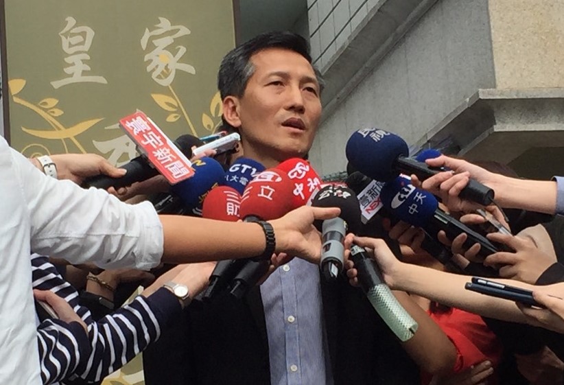 三二行館總經理劉民安23日下午表示，請工人將茶屋、遮光罩以及後棟木桿欄部分拆除，分別為8坪、10坪和3坪。圖：劉奕霆/攝