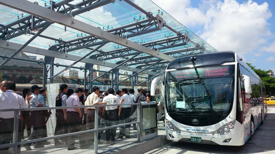 通車時間一變再變的台中BRT藍線，終於決定在27日開放搭乘，不過在站體未全部完工的情況下，只能算「半套通車」。圖：翻攝自台中市政府交通局官網