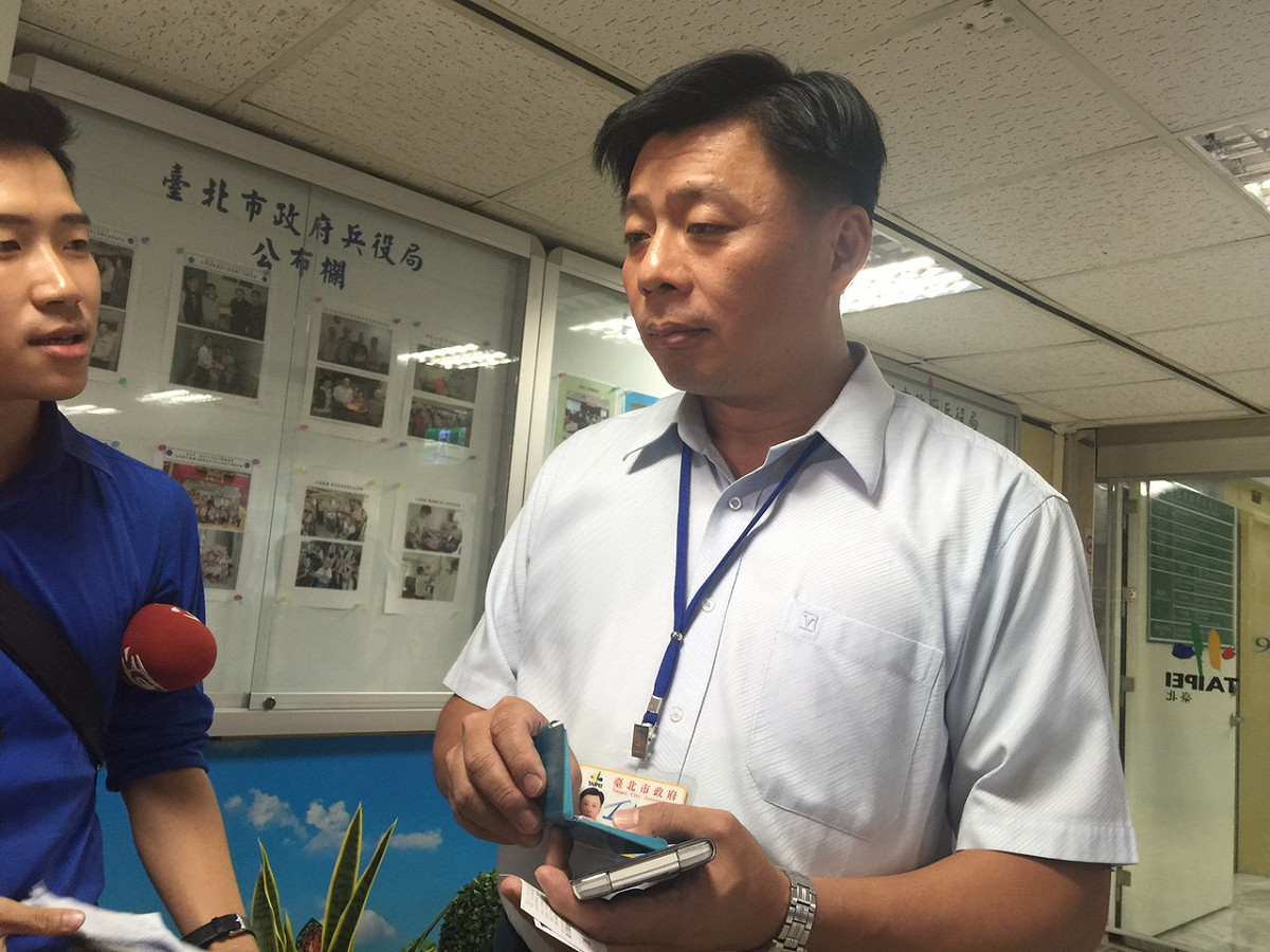 台北市政府週四(24日)晚間發生市長室專員幫喬替代役事件，北市兵役局25日開考績會，最後決定將誤傳訊息的謝姓秘書記2申誡懲處，謝姓秘書下午出面受訪。圖：劉奕霆/攝