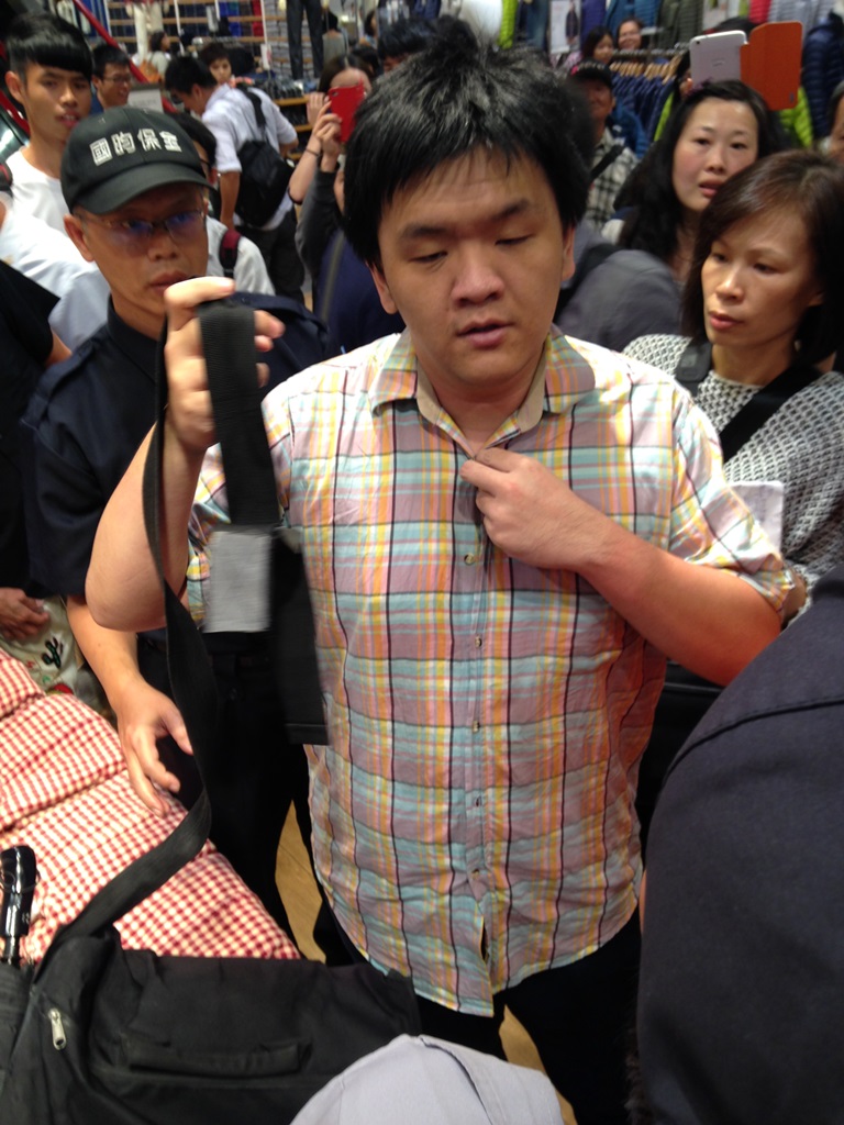 國民黨主席馬英九、副主席郝龍斌今(29)晚陪著國民黨台北市長候選人連勝文到鬧區西門町掃街拜票，一名男子高喊「馬英九下台」，接著比出倒馬的手勢，被維安拖到店內。圖：劉奕霆/攝