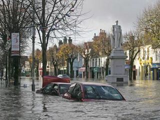 英國北部豪雨成災，河水暴漲氾濫，昆布里亞郡城鎮烏金頓的街道積水甚深，汽車幾乎滅頂。圖片來源:歐新社