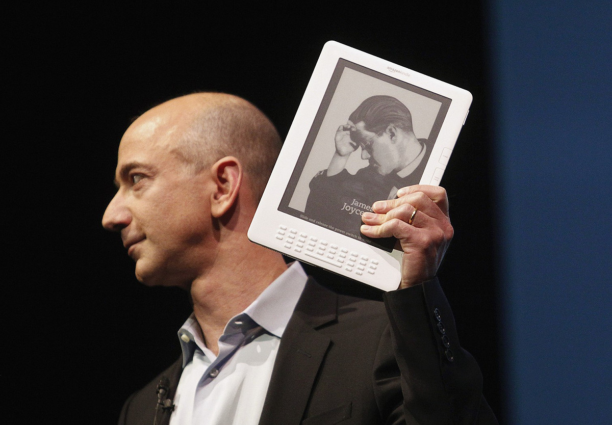 亞馬遜將在全世界100多個國家，開賣大螢幕的Kindle DX電子書閱讀機，每一台售價為489美元。圖片來源：達志影像/路透社