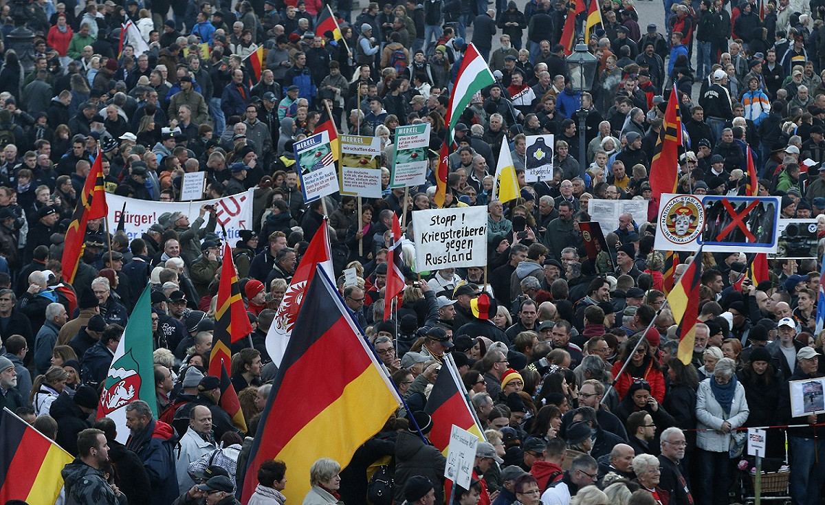 反西方伊斯蘭化運動人士發起的「Pegida」運動19日在德勒斯登發起萬人集會遊行，高喊梅克爾下台。圖片來源：達志影像/路透社