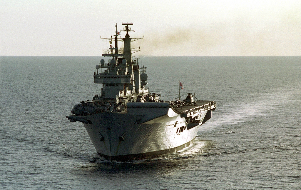 曾參與福克蘭群島戰役的英國退役航艦「無敵號」，將在今年2月公布拍賣結果，英籍華商林建邦表示已向英國海軍提交競拍文件，引起英國國內疑慮。圖片來源：達志影像/路透社