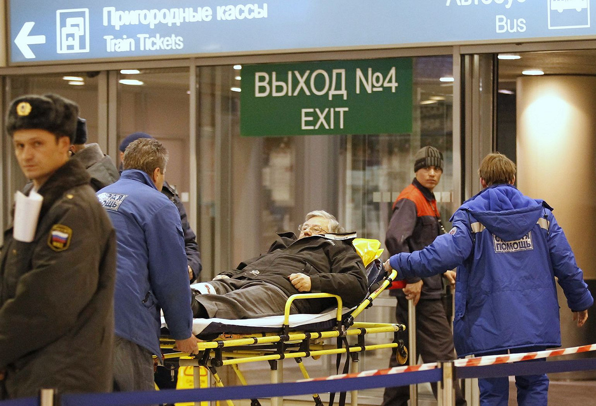 俄羅斯莫斯科杜莫迪多沃機場（Domodedovo）爆炸案，俄羅斯當局消息人士透露，發生爆炸時共有2名恐怖分子在場，2人都在爆炸中死亡。圖為爆炸發生後，救護人員在機場搶救傷患的畫面。圖片來源：達志影像/路透社。