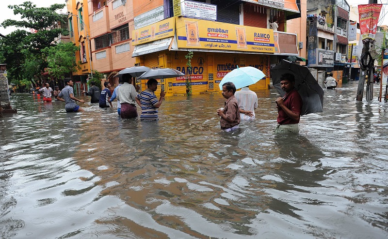 印度坦米爾那都省遭遇近百年來最惡劣的豪雨，各地淹水水位升高，清奈國際機場2日被迫關閉，陸上交通也因淹水而中斷。圖片來源：達志影像/美聯社