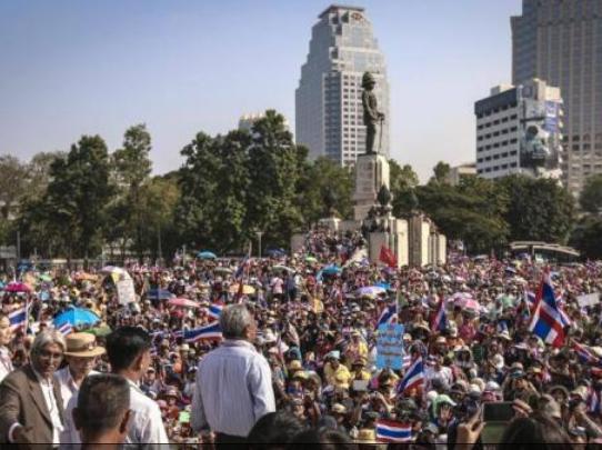 泰國政府遭到曼谷人為首的團體上街反對，引來泰北地區民眾的反感，認為曼谷人長期看不起北部人。圖：翻攝自網路。