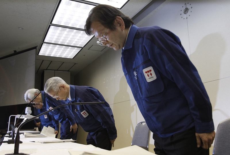 日本東京電力公司今天表示，未來將以6至9個月的時間，分兩階段處理目前的核電廠事故。圖為東電董座勝俁恆久偕同東電高層﹐在記者會上向社會大眾鞠躬道歉。圖片來源：達志影像/路透社