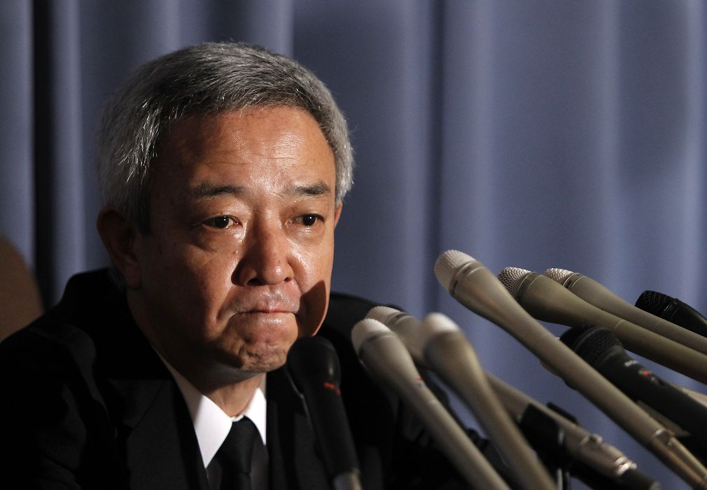 負責地震災區重建事務的日本復興大臣松本龍，上月27日甫上任，今（5）日就為出言不遜提出辭呈。圖為松本龍與首相菅直人會面後，隨後召開記者會宣布辭職的消息。圖片來源：達志影像/路透社。