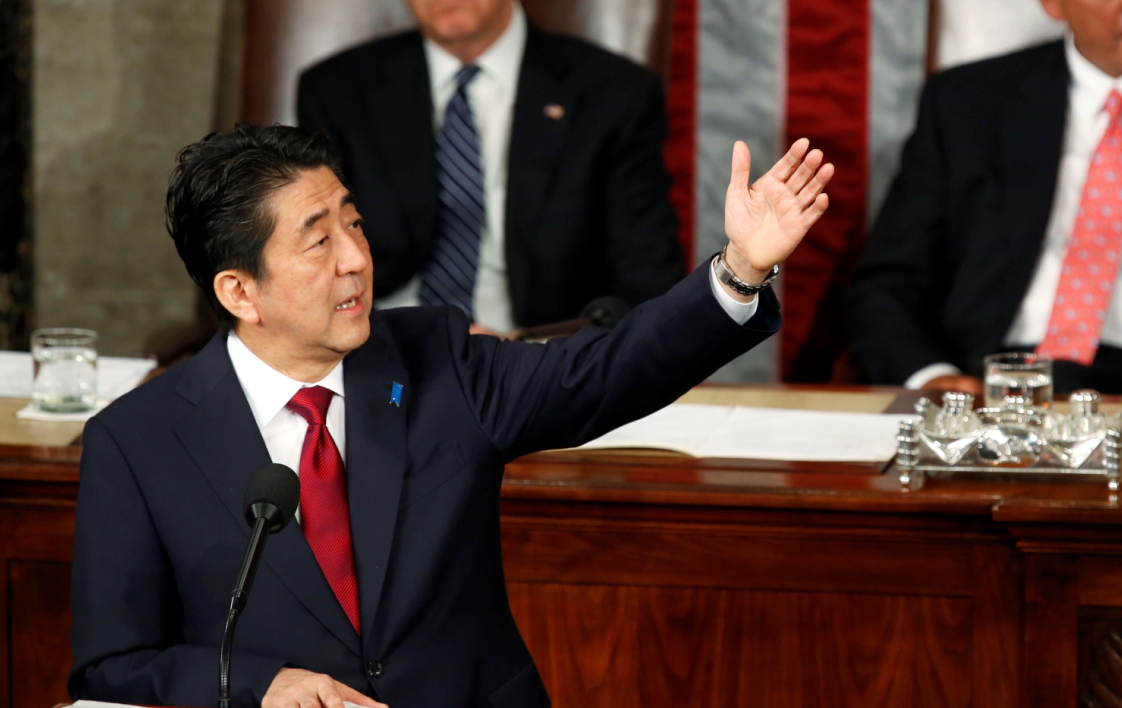 日本首相安倍晉三29日在美國國會進行演說，對於日本在二戰期間對亞洲鄰國的行為僅說「深感懊悔」。韓國政府30日發表聲明抗議。圖為日相安倍晉三29日在美國國會發表演說。圖片來源：達志影像/路透社