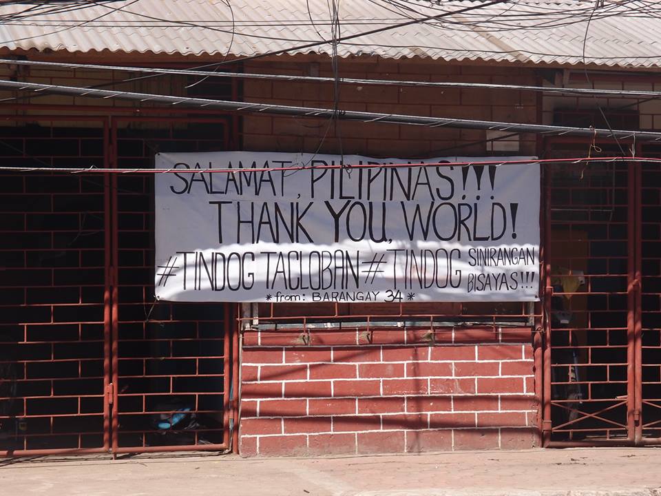 在市區隨處可見「SALAMAT(Thank you) WORLD !」，感謝世界援助的布條。圖4之2：陳柔伊/攝
