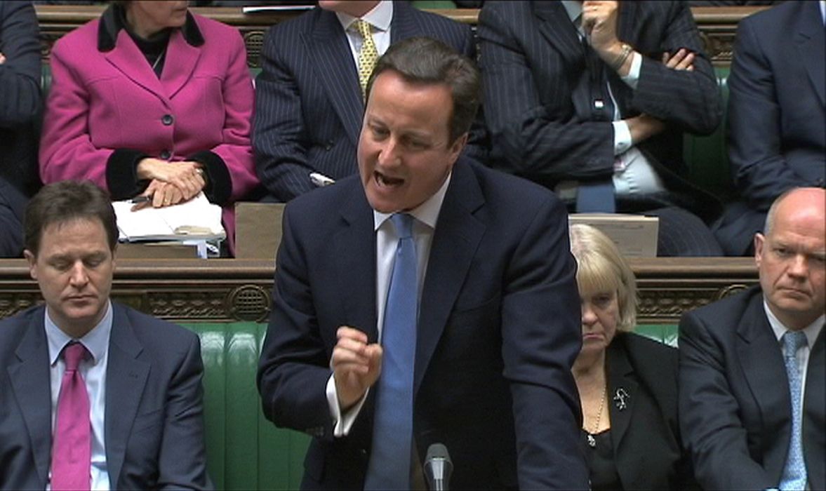 英國首相卡麥隆(David Cameron)昨天面對工黨影子政府財政首腦伊格爾(Angela Eagle)質詢時，引用英國著名汽車保險廣告的台詞「冷靜點，親愛的」，被批評是性別歧視。資料照片：達志影像/路透社。