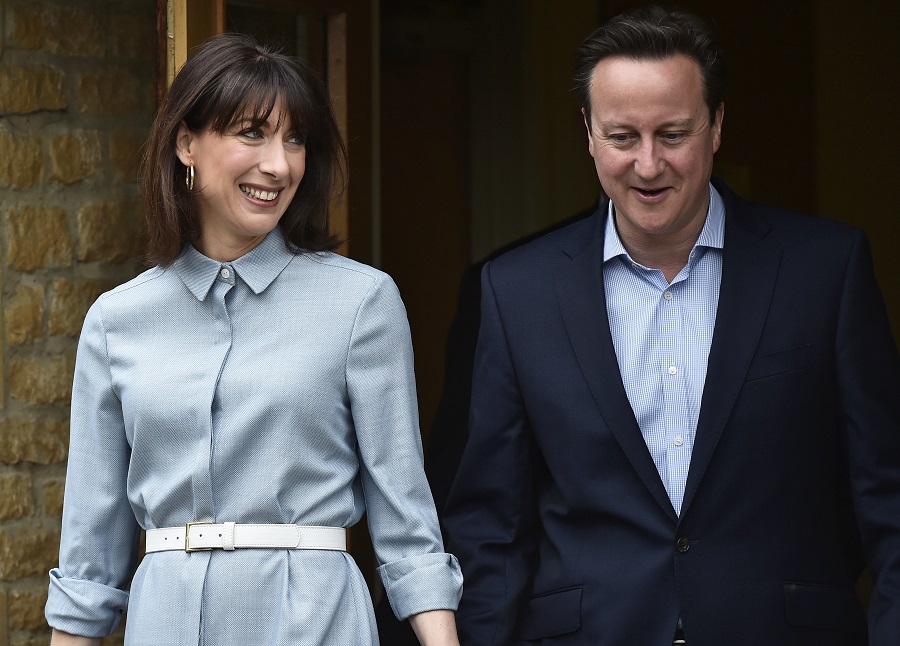 英國國會大選7日登場，英國首相卡麥隆和妻子莎曼珊投票後離開投票所。圖片來源：達志影像/路透社