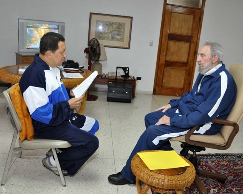 古巴精神領袖卡斯楚（Fidel Castro）當地時間3日公開表示，他相信正在與病魔奮戰的委內瑞拉總統查維茲一定能戰勝癌症，他對查維茲有信心。圖為近日卡斯楚和查維茲一起討論事情的合照。圖片來源：達志影像/路透社