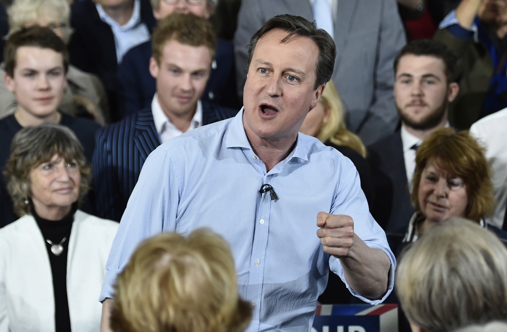 向來被視為溫文儒雅、菁英階級的英國首相卡麥隆幾天前造勢時，一反常態，脫下西裝，高分貝為政權保衛戰激情演出爭取支持。圖片來源：達志影像/路透社