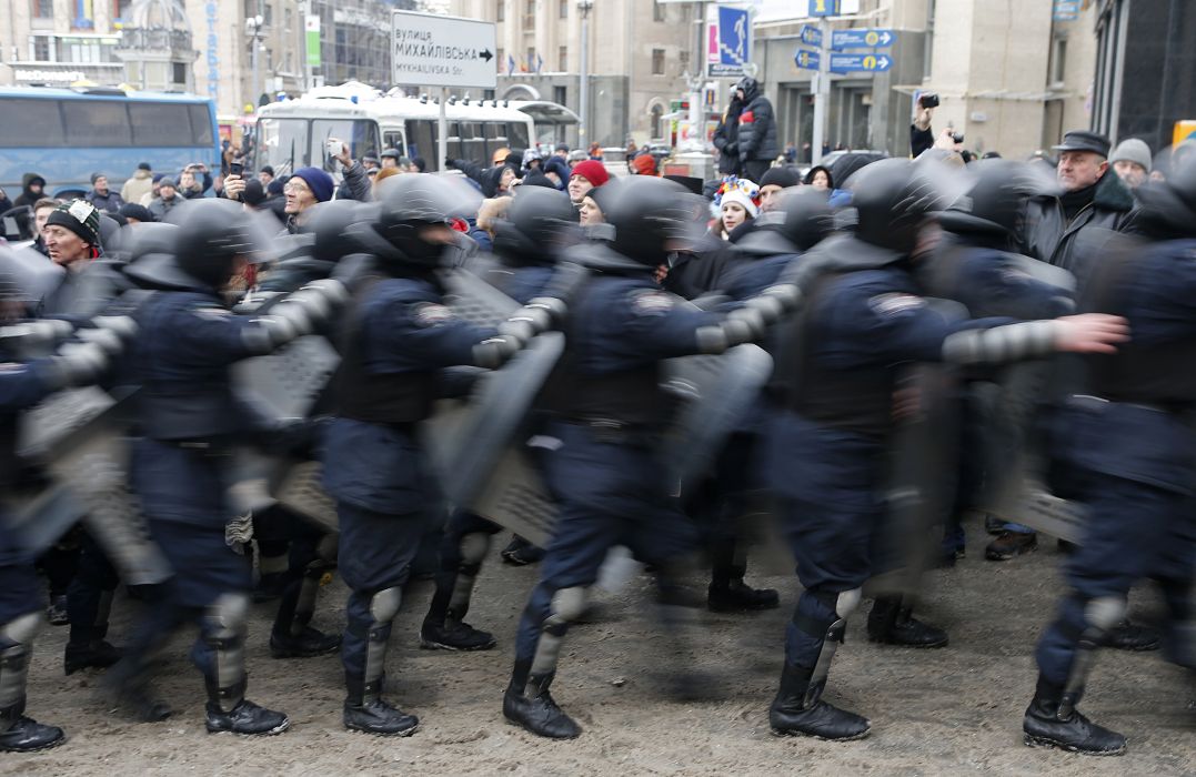 烏克蘭鎮暴警察11日凌晨進駐獨立廣場，並對和平示威者使用武力，造成部分群眾受傷。圖片來源：達志影像/路透社資料照片