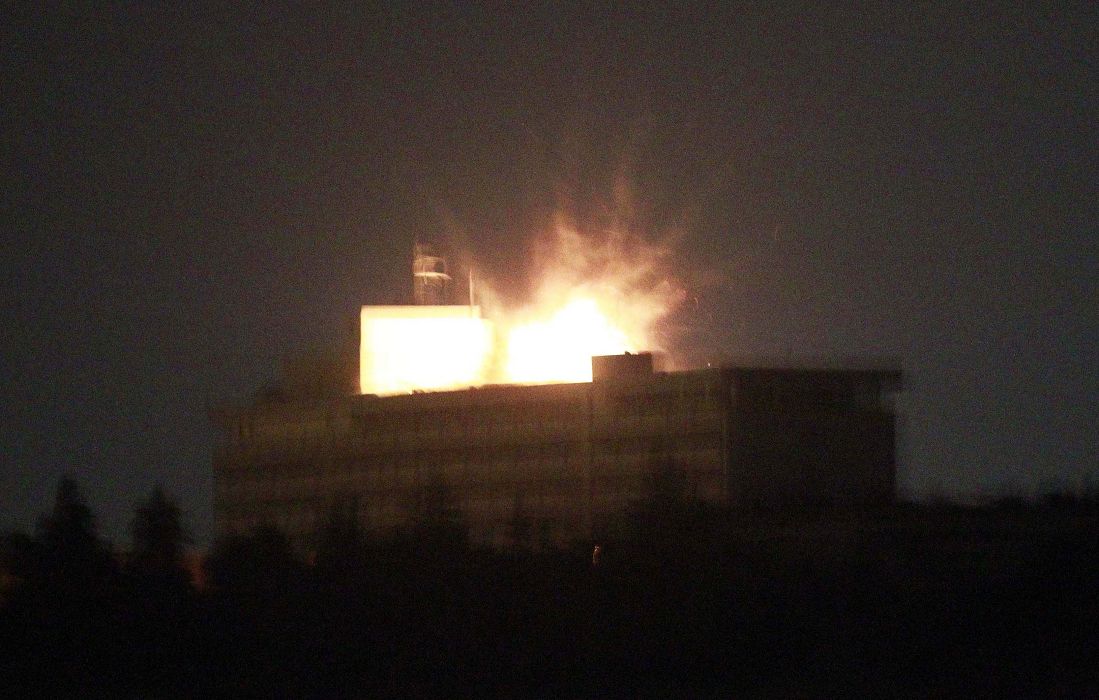 阿富汗首都喀布爾洲際大飯店（Intercontinental Hotel）昨（28）日遭武裝份子攻擊，並和隨後趕到的北大西洋公約組織軍隊持續交火到今（29）日清晨。圖為兩方人員交火，爆炸照亮了洲際飯店的屋頂。圖片來源：達志影像/路透社。