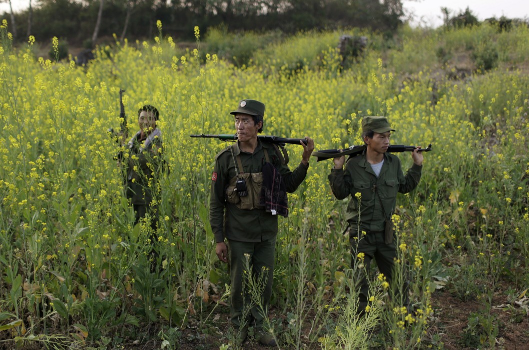 今年2月以來，緬甸果敢地區再度爆發戰爭。圖為反抗軍正在巡邏。圖片來源：達志影像/路透社資料照片