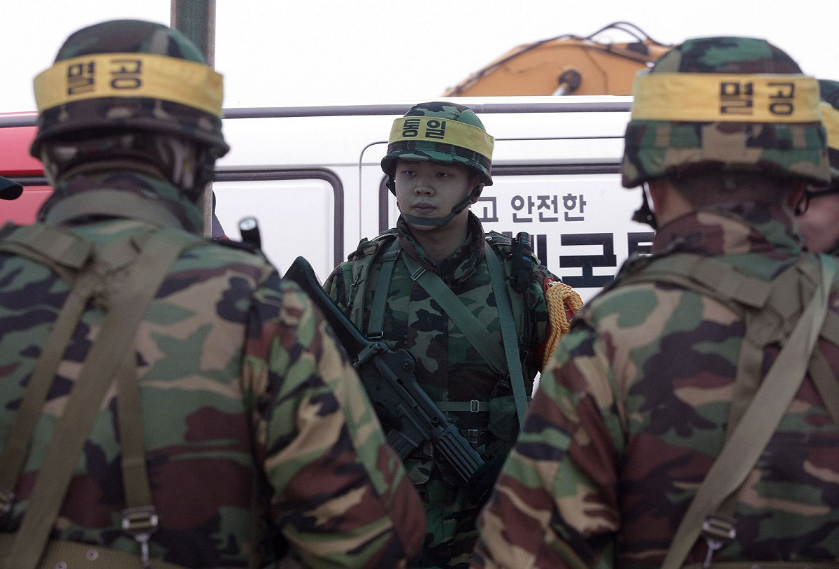 韓國海軍陸戰隊19日在延坪島（Yeonpyeong）的一個港口站崗。韓國軍方正在等待天氣好轉將舉行實彈演習，但朝鮮警告說，軍演將引起報復。圖片來源：達志影像/美聯社。