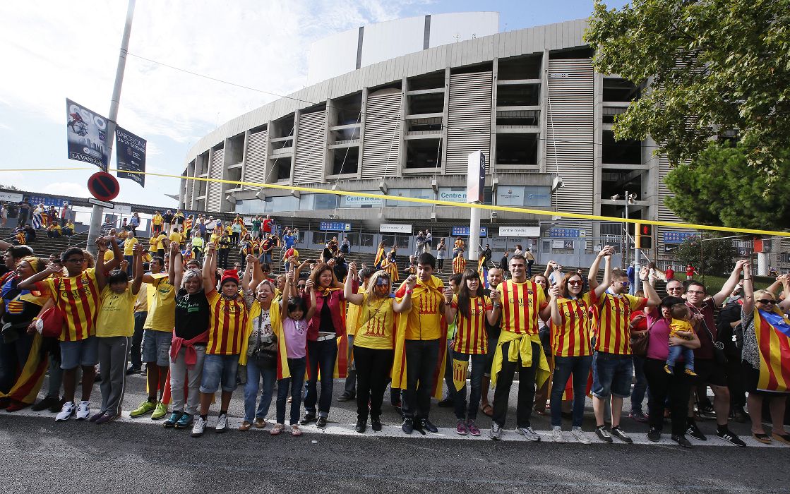 西班牙自治區加泰隆尼亞(Catalonia)週三（11日）有百萬民眾聚集慶祝「民族日」，並手牽手組成400公里人鏈，集體爭取獨立。圖片來源：達志影像/路透社。