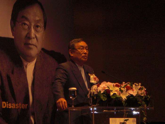 日本策略大師大前研一今(20日)出席「日本震災後的台日企業合作」國際論壇演講，當民眾問起他對馬英九的執政三年的看法時，他表達：「好想進口馬總統到日本！」圖片:黃沛云/攝