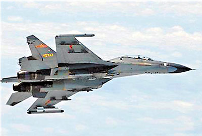日本防衛省指出，11日上午2架中國戰機再度在東海的公海上空，與日本自衛隊飛機擦身而過，最近距離僅30公尺。圖：翻攝網路