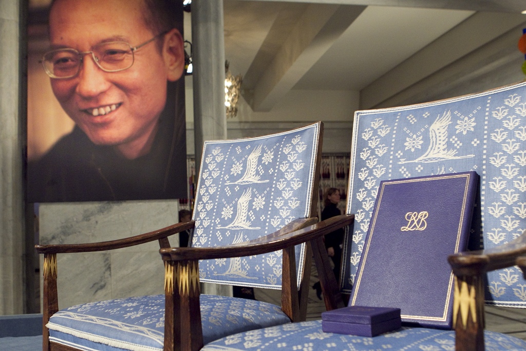 諾貝爾和平獎今年頒給中國異議人士劉曉波，由於劉曉波被中國關在獄中不能出席，諾貝爾委員會主席賈格蘭德將獎項放在為他準備的空椅上。圖片來源:達志影像/路透社