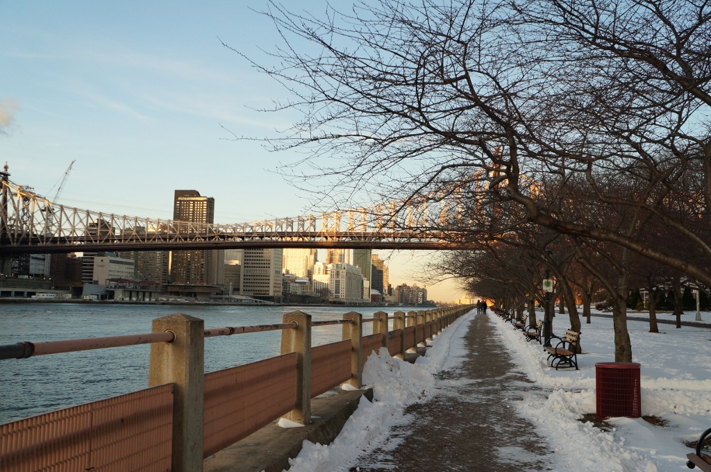 一個罕見的極地旋風(Polar Vortex)超級冷氣團，已於1月6日清晨襲擊美國中西部地區，造成幾個大城如伊利諾州的芝加哥和明尼蘇達州的雙城市在凌晨時氣溫分別為攝氏-25度和-34度的極低溫。圖片3-2來源：NYDECO/攝。