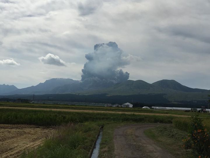 熊本縣阿蘇山14日上午發生火山噴發，大量濃煙直上雲霄，狀似一朵巨無霸黑雲。圖：翻攝日本阿蘇市協會臉書