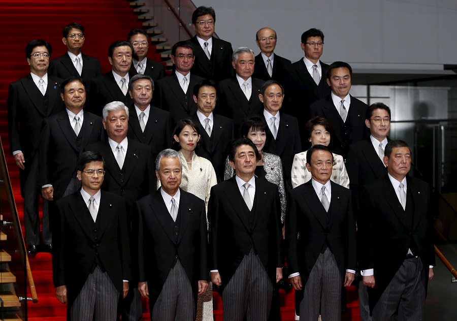 日本首相安倍晉三（前排中）7日進行內閣改組，率領新內閣成員宣誓拼經濟的決心。圖片來源：達志影像/路透社