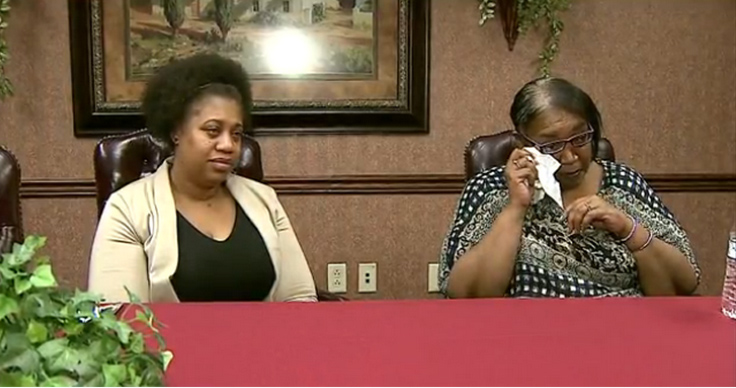La-Sonya Mitchell-Clark（左）透過facebook找到生母，兩人都喜極而泣。圖：翻攝WYTV