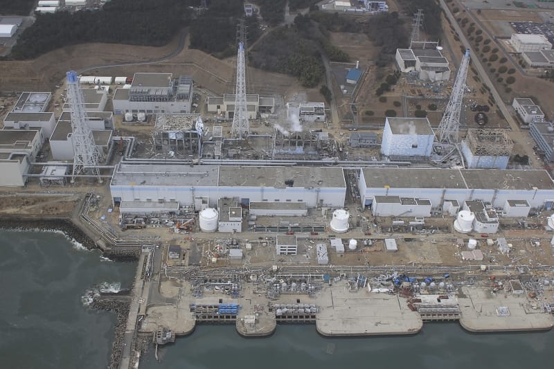 日本東京電力公司2日表示，已經發現福島第一核電廠輻射汙水的滲漏源頭，就是從2號機反應爐混凝土槽的裂縫滲出，流入太平洋中。圖為福島第一核電廠的空拍照，由右至左分別是1、2、3、4號機。圖片來源:達志影像/路透社