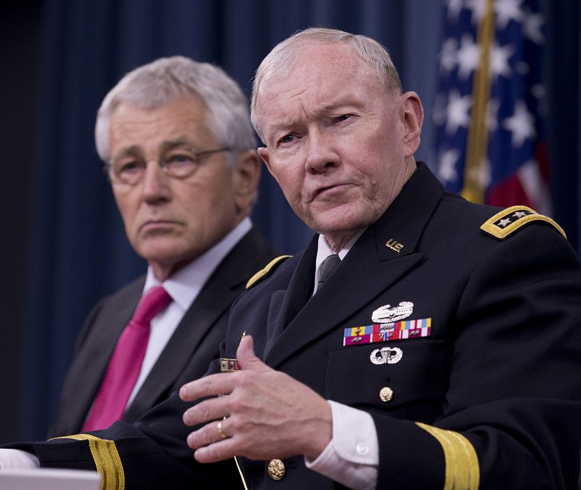 美國參謀長聯席會議主席鄧普西(Martin Dempsey)和美國國防部長黑格(Chuck Hagel)4日舉行聯合記者會，批評中國片面劃設防空識別區。圖片來源：達志影像/美聯社