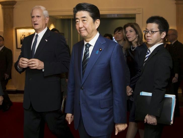 日本首相安倍晉三（中）將發表戰後70周年談話，日本民眾普遍認為他應該明確寫入「道歉」字眼。圖片來源：達志影像/路透社資料照片