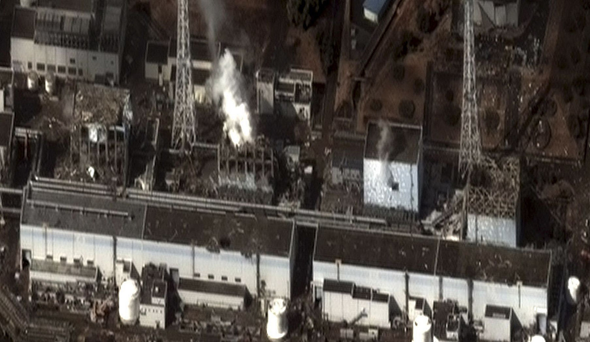3月16日早上傳出冒白煙的日本福島第一核電廠，當地時間9點35分所拍下的衛星照片。圖片來源：達志影像/路透社。