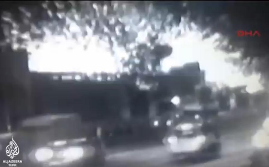 伊斯坦堡的貝拉姆帕薩火車站附近1日傍晚突然發生爆炸，火花四射。圖：翻攝YouTube
