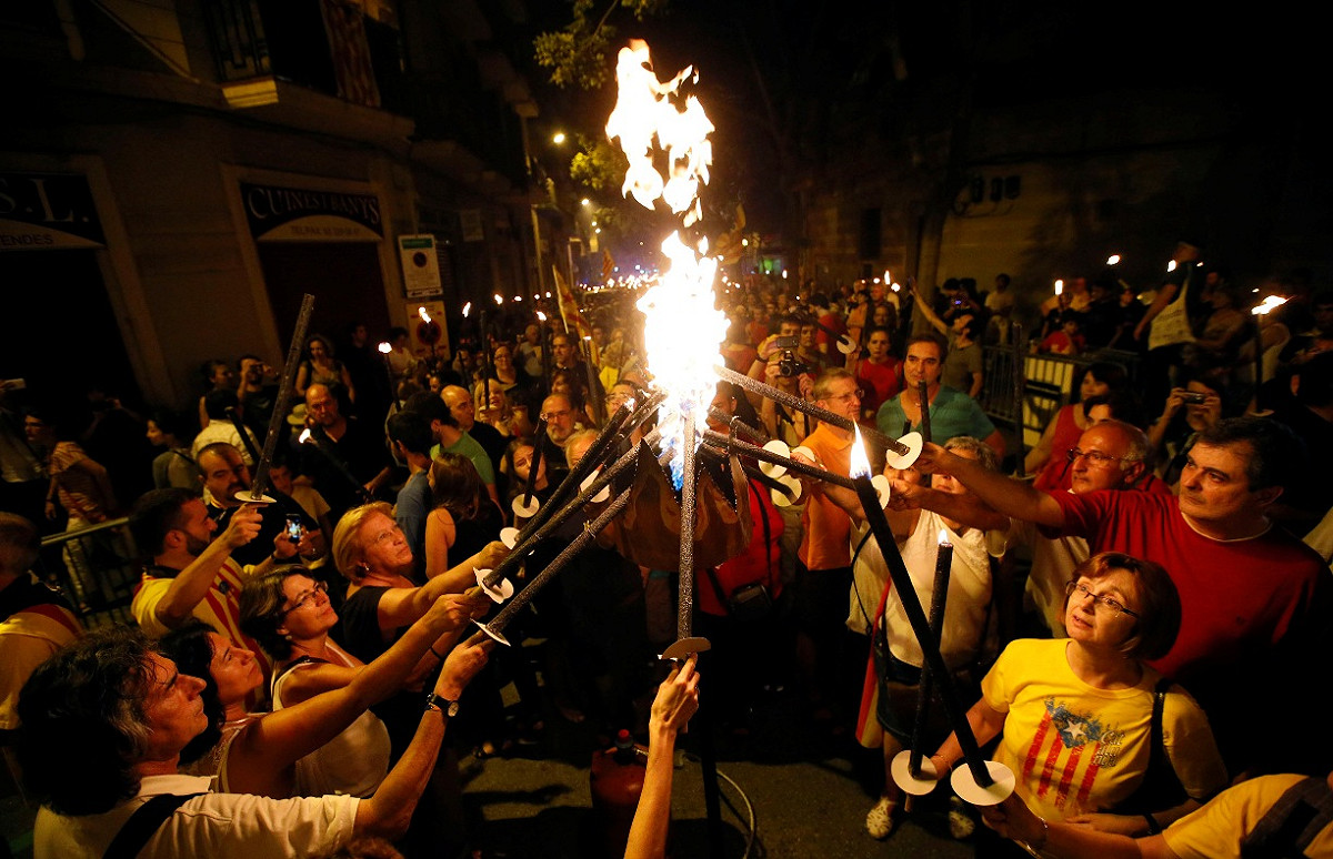 根據路透社11日報導，民眾10日在「加泰隆尼亞國慶日」(Diada de Catalunya；Catalunya's National Day)前夕於巴塞隆納中部，共同點燃火炬呼喊獨立。圖片來源：達志影像/路透社。