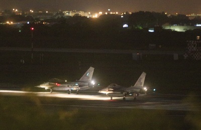 美國F-18戰機1日因機械因素降落台南基地，圖為1日晚間台南基地IDF正常操作聯訓。圖：中央社資料照片