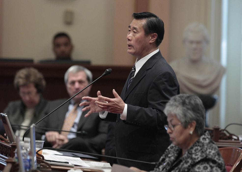 反對禁止販售、交易與持有鯊魚鰭(魚翅)法案的華裔參議員余胤良(Sen. Leland Yee)，6日稱這項法案「不公平詆毀亞洲文化與料理。」圖片來源：達志影像/美聯社。