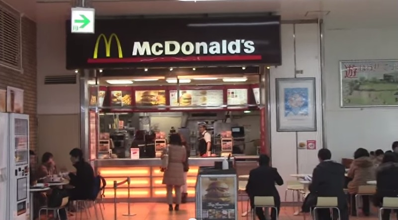 飽受食安負面消息衝擊，導致營業額大減，日本麥當勞今(16)天表示，今年內將關閉131家營收差的分店。圖：翻攝網路