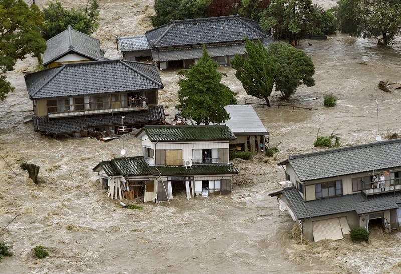日本關東和東北地區持續降下暴雨，位於茨城縣常總市鬼怒川堤壩10日下午決堤，大規模洪水淹沒城鎮。圖片來源：達志影像/路透社