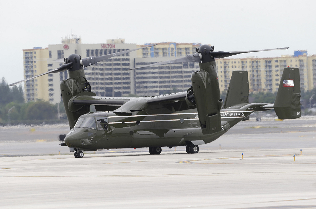 美軍新型運輸機MV-22「魚鷹式傾斜旋翼機」具備垂直升降能力，又擁有固定翼螺旋槳飛機較高速、航程較遠及耗油耗較低的優點，時速高達500公里。圖片來源：達志影像/美聯社