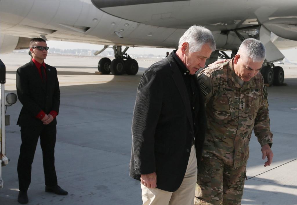 美國國防部長黑格（Chuck Hagel）（左）6日證實，美國記者索默斯（Luke Somers）及另一名南非人質已在美軍特種部隊從葉門蓋達組織綁匪手中營救的行動中遇害。圖片來源：達志影像/美聯社