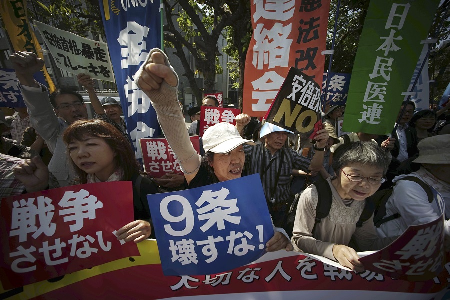 日本內閣14日批准11項有關解禁集體自衛權等的安保法案，引發反對聲浪，約500人上街示威抗議反戰。圖片來源：達志影像/美聯社