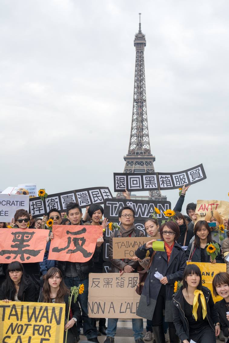 巴黎示威週日(3/30)在艾菲爾鐵塔前的人權廣場舉行。圖片來源：圖片來源：TEWA提供，Yen-chun Chen/攝影。