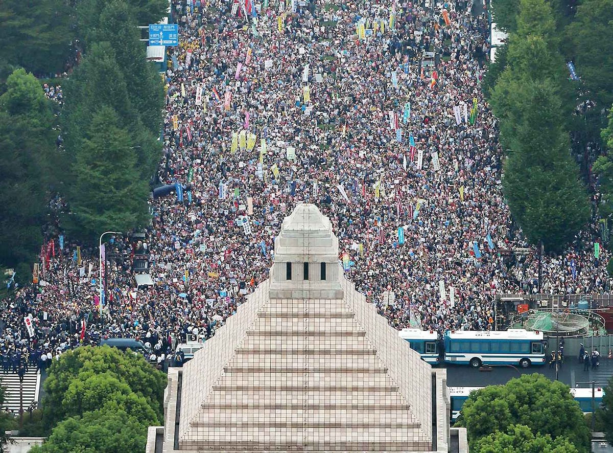 日本民眾30日發起「全國百萬人大行動」，國會前擠滿抗議安保法案群眾，成為東京有史以來最大規模的群眾運動。圖片來源：達志影像/路透社
